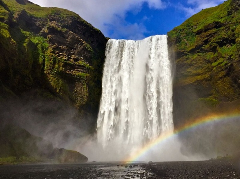 باستخدام آيفون.. فتاة تتحدى المصورين المحترفين بلقطات مذهلة لآيسلندا
